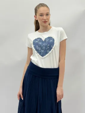 T-shirt in cotone con cuore in denim